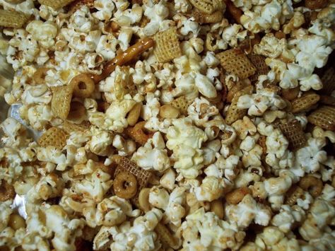 Party Popcorn Mix Trash Recipe, Crispix Cereal, Party Popcorn, Popcorn Mix, Popcorn Snacks, Popcorn Party, Corn Chips, Snack Mix, Roasting Pan