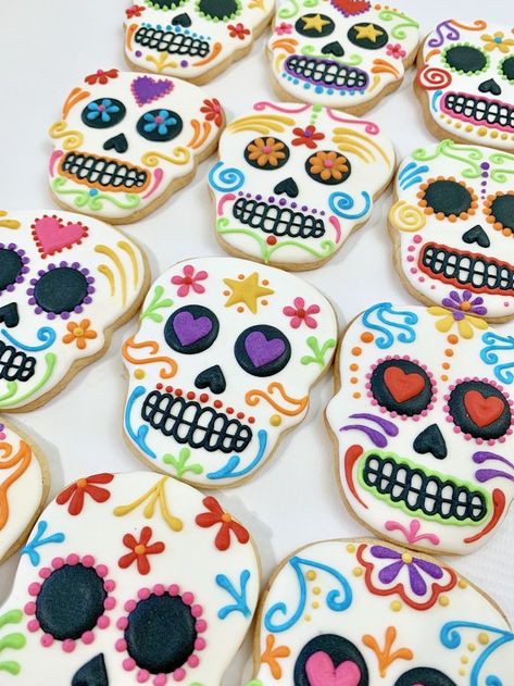 Beautiful sugar skull cookies for Dia de Muertos Sugar Skull Sugar Cookies, Skull Cookie Decorating, Sugar Skull Cookies, Sugar Skull Birthday, Sugar Skull Cakes, Halloween Sugar Cookies Decorated, Skull Cookies, Halloween Cookies Decorated, Royal Iced Cookies