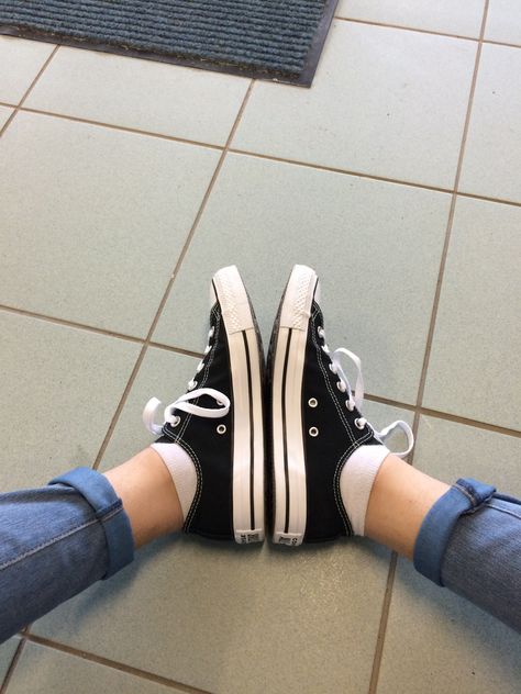 Selena Gomez Lips, Chuck 70s, Black Converse, Outfits With Converse, Vans High Top Sneaker, Casual Style Outfits, Converse All Star, Converse Shoes, Sneaker Head