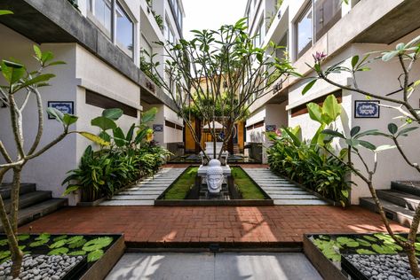 Villas are Rooted to a Central-Courtyard or the ‘Living Pavilion’ | Ankit Prabhudessai - The Architects Diary Balcony Landscaping, Garden Veranda, Patio Gardens, Indoor Courtyard, Terraced Landscaping, Atrium Design, Courtyard Landscaping, Courtyard Design, Luxury Garden