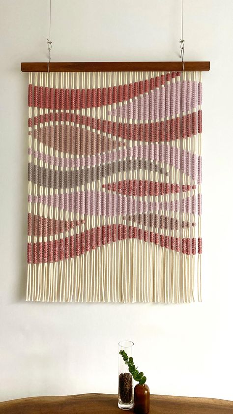 Instagram Macrame Art Diy, Macrame Hangers, Yarn Macrame, Macrame Door Curtain, Fiber Wall Art, Macrame Knots Tutorial, Macrame Knots Pattern, Macrame Tapestry, Macrame Wall Hanging Diy