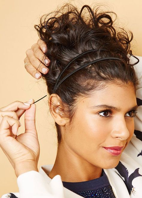 Toss your hair into a messy bun on *extra* humid days. Hairstyles For Humidity, Humidity Hair, Humid Weather, Messy Bun Hairstyles, Penteado Cabelo Curto, Spring Hairstyles, Pavlova, Curly Hair Styles Naturally, Naturally Curly