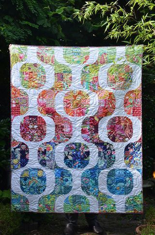 Amy Butler Quilt, Retro Quilt, Rainbow Quilts, Colchas Quilting, Tula Pink Quilt, Drunkards Path Quilt, Curved Piecing, Turtle Quilt, Drunkards Path