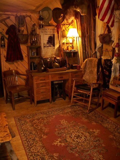 The Burrow Bedroom Aesthetic, Home Museum Room, Museum Room Aesthetic, Cabincore Bedroom, Old Room Vintage, Old Fashioned Room, Indiana Jones Aesthetic, Bedroom References, Vintage Room Ideas