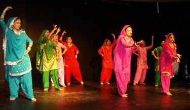 Giddha Dance Styles, Let's Dance, Folk Dance, Dance Video, Lets Dance, Dance Fashion, Punjabi Suits, Indian Style, Tango