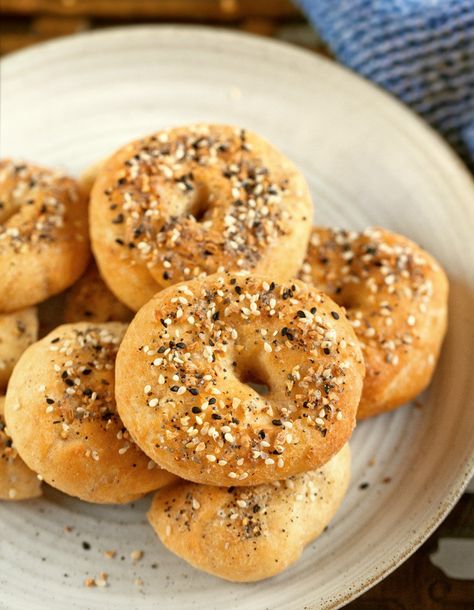 Easy Bagels with Sesame Seeds and Self Rising Flour Easy Bagels, 2 Ingredient Bagels, Bagel Recipe Easy, Blueberry Bagel, Cinnamon Raisin Bagel, Make Greek Yogurt, Low Carb Bagels, Chocolate Covered Katie, Keto Bagels