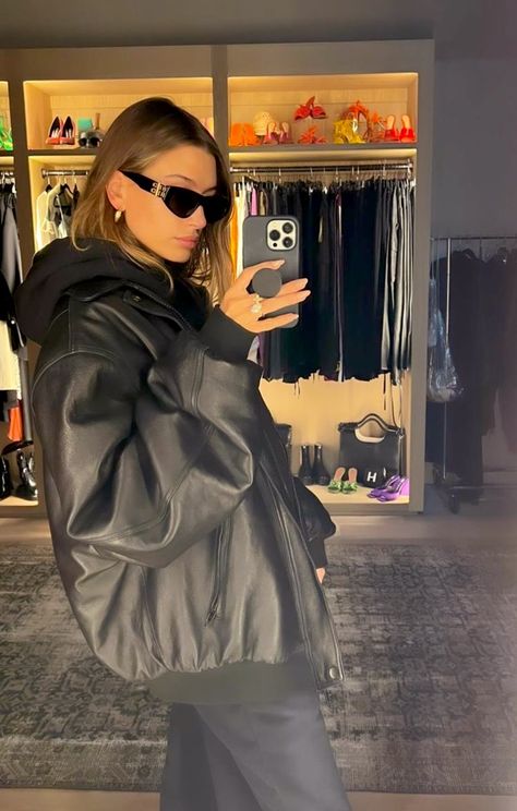 Hayley Bieber, Hailey Rhode Baldwin, Eye Lens Colour, Hailey Bieber Outfits, Hailey Bieber Style, Black Balenciaga, Black Cat Eyes, Hailey Baldwin, Sarah Jessica Parker