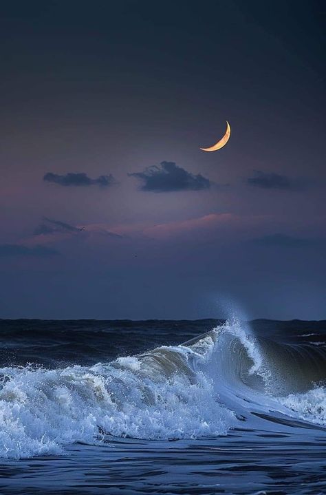 Moon Over Water, Iphone Wallpaper Stills, Night Scenery, Night Landscape, Moon Photography, Ocean Wallpaper, Beautiful Moon, Ocean Creatures, Sea Waves