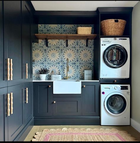 Stacked Laundry, Boot Room Utility, Laundry Room Decor Ideas, Small Utility Room, Utility Room Designs, Stacked Laundry Room, White Laundry Rooms, Laundry Room Wallpaper, Laundry Room Renovation