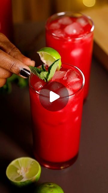 Philnah Otieno on Instagram: "How about a healthy, refreshing, yummmm watermelon juice for the weekend???🤤🤤 Who wants a glass???🙋🏽‍♀️  Ingredients:  -1kg watermelon  -fresh mint leaves -1 beetroot  -2tbsp honey -2 lime juice  Enjoyyyy!  #juice #weekend #easyrecipes #cheflife #nomnom #buzzfeed" Melon Juice Recipe, Fresh Watermelon Juice, Melon Juice, Beetroot Juice, Juicer Recipes, Fresh Watermelon, Watermelon Juice, Fresh Mint Leaves, Chef Life