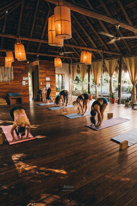 Yoga In Costa Rica, Yoga In Jungle, Costa Rica Yoga Retreat, Yoga In The Woods, Yoga Costa Rica, Wellness Retreat Aesthetic, Yoga Retreat Aesthetic, Stretch Poses, Meditation In Nature