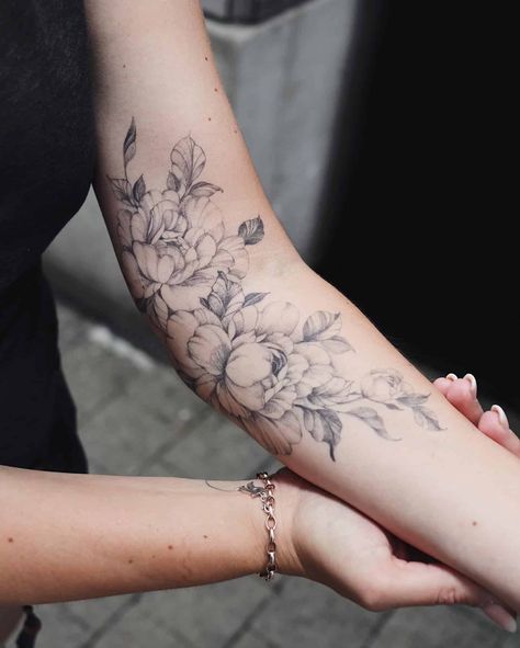 Wreath Tattoo, Octopus Tattoo Design, Beautiful Flower Tattoos, Tattoos For Women Flowers, Elbow Tattoos, Floral Tattoo Sleeve, Birth Flower Tattoos, Tattoo Life, Sleeve Tattoos For Women