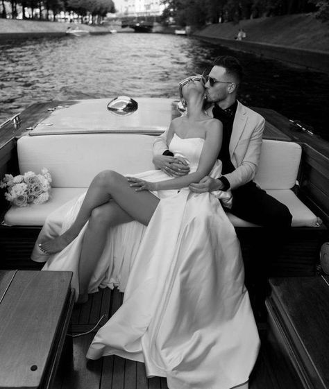 Boat Engagement Photos, Classic Wedding Photos, Boat Photos, Pose Wedding, Prenup Ideas, Old Hollywood Wedding, Rome Photo, Wedding Lake, Yacht Wedding