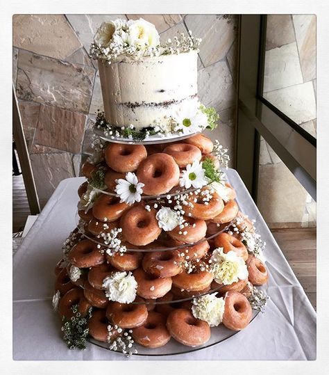 I loved setting up this Krispy Kreme creation! Naked cake on top with 120 Krispy Kremes below! #yum #krispykreme #nakedcake #freshflowers #doughnuts  Thank you to Lyndal @theflowerdispensary for the amazing blooms!! Krispy Kreme Wedding Cake, Krispy Kreme Wedding, Donut Wedding Cake, Wedding Donuts, Bridal Shower Cake, Krispy Kreme, Cake Donuts, Brunch Wedding, Wedding Desserts