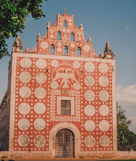 This church in Uayma, Yucatan is an absolute beauty.(Malika) Photography by @leandrobulzzano Via @icantaffordthisbutmaybeshecan #yucatan #southamerica #church #star #historicalinteriors #vintageinterior #retrodinterior #decor #orangedecor #diningroom #eclecticterritory #furniture #theworldofinteriors #interiordesign #worldofinteriors #cabanamagazine #archdigest #classicdesign #classicdeco #slytherinaesthetic #greenaesthetic #fireplace #newyorkinteriors #londoninteriors #bedroominteriors #c... Mexican Architecture Traditional, Mexican Architecture, Cabana Magazine, The World Of Interiors, Orange Decor, Slytherin Aesthetic, Colonial Architecture, Yucatan Peninsula, Baroque Style