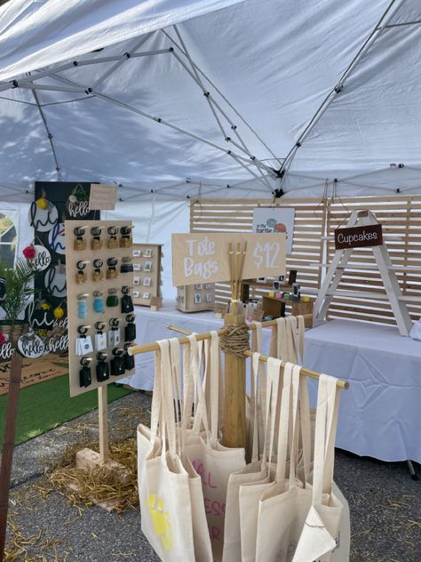 Outdoor Craft Market Display, Canvas Bag Display Ideas, Easy Vendor Booth Ideas, Vendor Booth Backdrop, How To Display Tote Bags At A Craft Fair, Pop Up Display Booth, Market Vendor Display, Tote Bag Display Craft Fair, Craft Fair Display Table