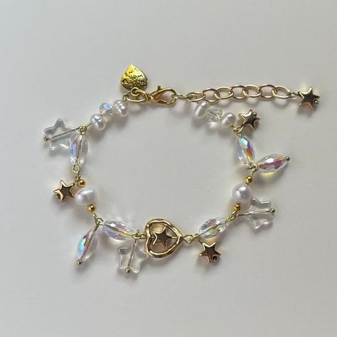 #bracelets #bead #beadedbracelets #DIY #handmade #jewelry #gemstones Gold Chain Charm Bracelet, Handmade Gold Bracelet, Chain Bracelet With Charms, Pearl Bracelet With Charm, Gold Bracelet Beads, Gold Beaded Jewelry, Gold Handmade Jewelry, Diy Gold Bracelets, Pretty Beaded Jewelry