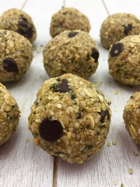 Hemp Heart Protein Balls Protein Balls With Hemp Hearts, Hemp Heart Energy Balls, Hemp Heart Protein Balls, Hemp Protein Balls, Seed Protein Balls, Raw Snacks, Protein Balls Recipes, Preworkout Snack, Vanilla Bean Powder