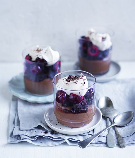 This dark chocolate trifle is too easy to make, ready in just over 20 minutes. Pitted cherries on top ensure it Cherry Trifle Recipes, Cherry Trifle, Dessert Gourmet, Trifle Dessert Recipes, Dark Chocolate Desserts, Cherry Compote, Trifle Desserts, Trifle Recipe, Gourmet Desserts