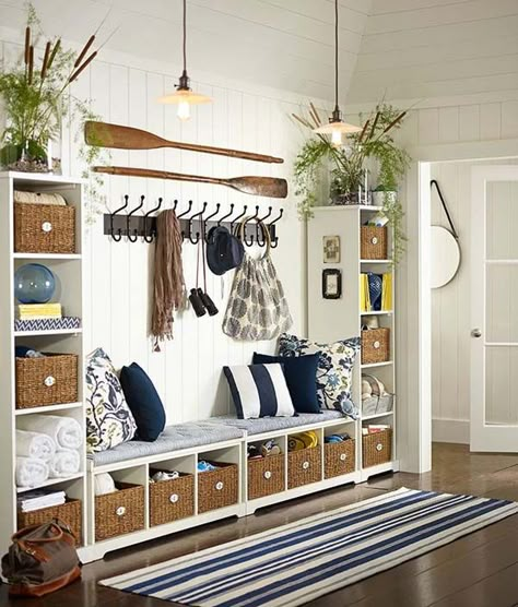 Designing a mudroom entry with efficient storage and beautiful design is no easy task, but will help us transition from outdoors to the comfort of indoors. Vstupná Hala, Organized Garage, Super Organized, Entry Design, Mudroom Ideas, Mudroom Design, Laundry Mudroom, Mud Rooms, Casa Vintage