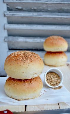 LA recette de Pain Hamburger Super moelleux                                                                                                                                                                                 Plus خبز فرنسي, Hamburger Bun Recipe, Mini Burgers, Hamburger Buns, Bun Recipe, Cooking Chef, Burger Buns, Bagels, Naan