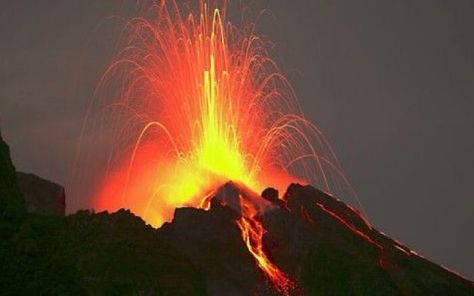 Stromboli Volcano, Volcano Photos, Italy Photos, Aeolian Islands, Natural Heritage, Active Volcano, Italy Photo, Island Tour, Travel Info