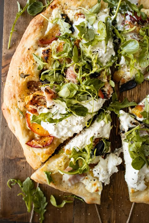 Peach Pizza, Burrata Pizza, Pizza Vegana, Savoury Baking, Exotic Food, Evening Meals, Yes Please, Pretty Food, Veggie Recipes