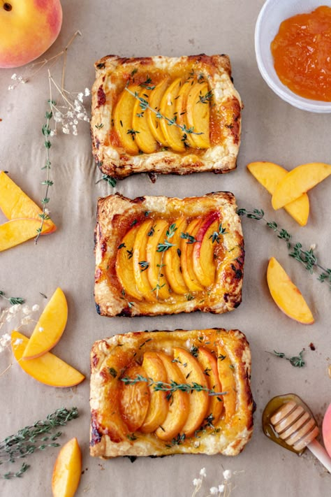 Easy Fruit Pastry, Summer Puff Pastry Recipes, Peach Pop Tarts, Summer Pastry Recipes, Easy Fruit Tarts, Peach Tarts, Peach Tart Recipe, Fruit Puff Pastry Dessert, Puff Pastry Tarts Fruit