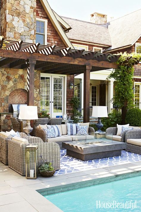 Ask Maria: Help! Should my Carpet be Dark or Light Outside? | Maria Killam Ruang Tamu Outdoor, Asma Kat, Casa Country, Pergola Design, Outdoor Living Rooms, Budget Patio, Casa Exterior, Outdoor Living Room, Pool Furniture