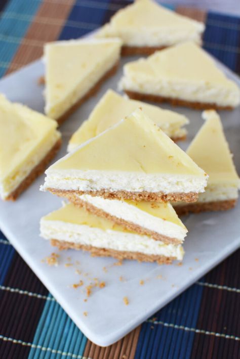 Philadelphia Cheesecake Bars, Fun Cheesecake Recipes, Philadelphia Cheesecake, Super Easy Desserts, Cheesecake Bar Recipes, Classic Cheesecake, Fruit Toppings, Snack Bars, Cheesecake Bites