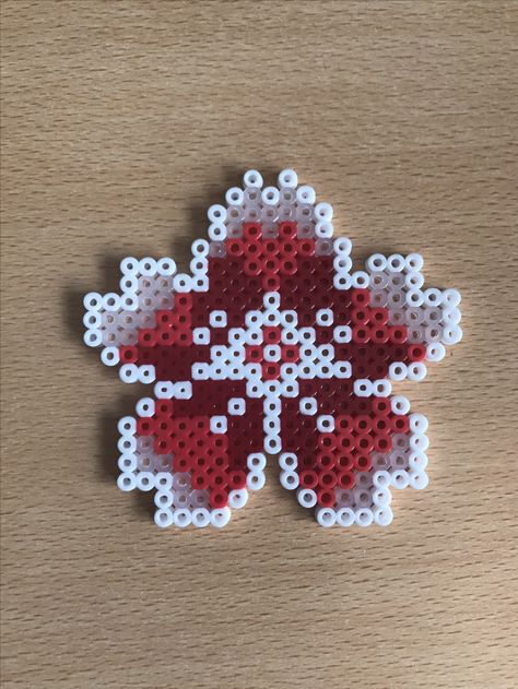 Perler Beads Flower, Hama Beads Aesthetic, Peeler Bead Ideas, Fuse Beads Ideas, Melt Beads Patterns, Geek Diy, Hamma Beads Ideas, Easy Perler Bead Patterns, Melty Bead Patterns