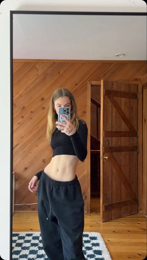 Slim Waist Reference Aesthetic, Body Reference Aesthetic, Slim Body Reference, Slim Waist Look, Waist Reference, Anna Banana, Fits Aesthetic, Waist Workout, Crop Top And Shorts