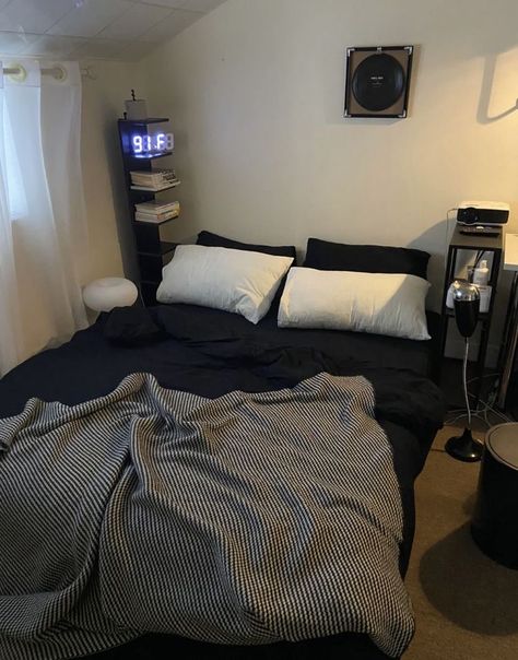 Boy Room Inspo Aesthetic, Teen Boy Bedroom Aesthetic, Black Minimalist Bedroom, Boy Bedroom Aesthetic, Black Minimalist Room, Boys Room Aesthetic, Boy Room Aesthetic, Baby Boy Room Decor Ideas, Dark Minimalist Bedroom