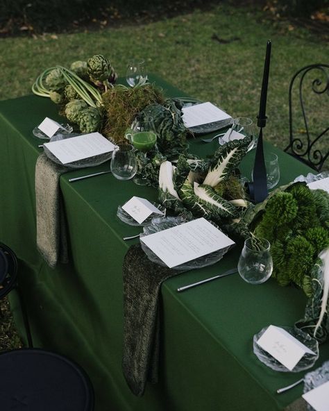 Verde on Verde Editorial Dark Green Table Setting, Green Table Settings, Summer French Nails, Green Monochromatic, Green Tablescape, Styling Flowers, New Years Dinner, Unique Table Settings, Ceremony Chairs