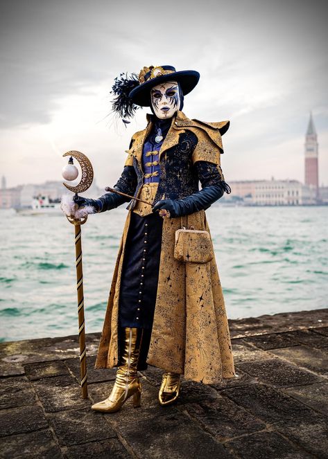 Venice Masks Carnival, Venice Carnival Costumes Men, Venetian Clown, Venetian Carnival Costume, Venetian Jester, Venetian Fashion, Venetian Costumes, Masquerade Outfit, Venice Carnival Costumes