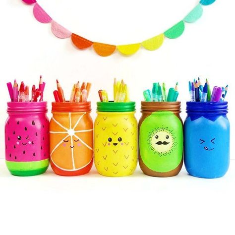 Mason jars are a great painting canvas for all kinds of mason jar crafts. With a little bit a paint and paint markers you can turn mason jars into a beautiful rainbow of pen and pencil holders. Learn the best way to decorate jars for a mason jar craft. Mason Jar Craft, Rainbow Fruit, Photos Aesthetic, Diy Jar Crafts, Wine Bottle Diy Crafts, Mason Jar Crafts Diy, Wine Bottle Diy, Diy Simple, Mason Jar Lighting