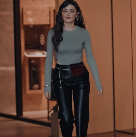 Hande Ercel Sen Cal Kapimi Outfit, Hande Erçel Outfits In Sen Cal Kapimi, Hande Ercel Eda Yildiz Outfits, Eda Sen Cal Kapimi Outfits, Eda Outfits Sen Cal Kapimi, Eda Yildiz Outfits Winter, Hande Ercel Outfit, Hande Erçel Outfits, Eda Yildiz Outfits