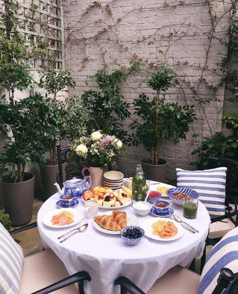 Breakfast table Brunch Mesa, Breakfast Presentation, Breakfast Table Setting, Brunch Table, Gal Meets Glam, Think Food, Brunch Party, Breakfast Table, Breakfast In Bed