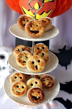 Goblin Pies for Halloween Party Pies, Donna Hay Recipes, Halloween Themed Food, Spooky Halloween Treats, Pie Party, Donna Hay, Just Bake, Meat Pie, Halloween Food For Party