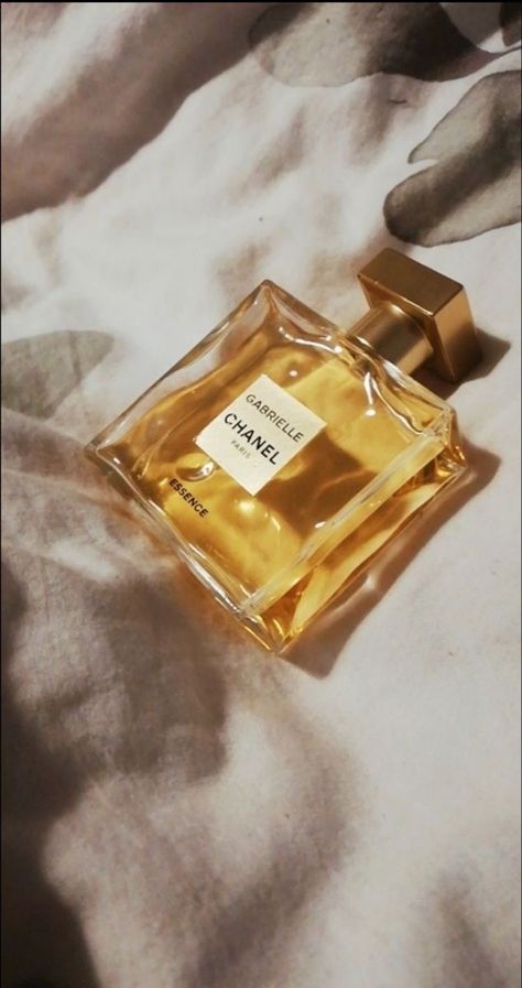 Tuberose Perfume, Chanel Wallpaper, Yellow Aesthetic Pastel, Character Making, Perfume Photography, Chanel Designer, Gold Aesthetic, Model Paint, Perfume Lover