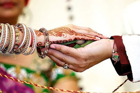 6 Tips for Indian Brides to Have Photo Ready Hands on Their Wedding - BollywoodShaadis.com Marriage Hand, Marriage Images, Wedding Photography List, Bride Groom Poses, Wedding Symbols, Happy Navratri Images, Hand Photography, Indian Wedding Couple, Beautiful Ocean Pictures