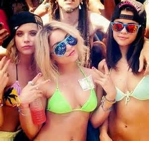 Selena and Ashley Rachel Korine, Selena Gomez With Fans, Spring Break Destinations, Spring Breakers, Fun Places To Go, Ashley Benson, Marie Gomez, Vanessa Hudgens, Disney Girls