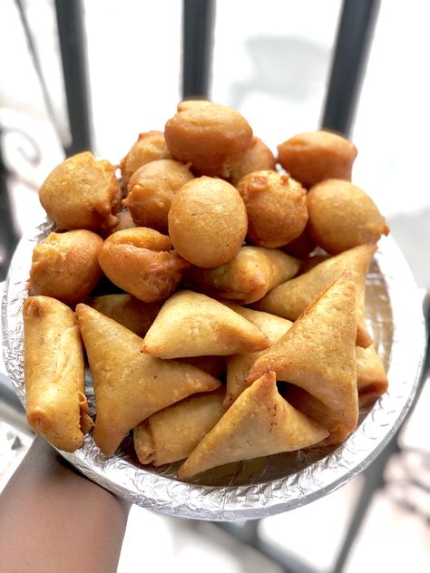 Samosa Presentation Ideas, Small Chops Pictures, Small Chops Flyer Design, Samosa Shop Design, Samosa Poster Design, Samosa Aesthetic Pictures, Samosa Pictures, Nigerian Snacks, Youtuber Aesthetic