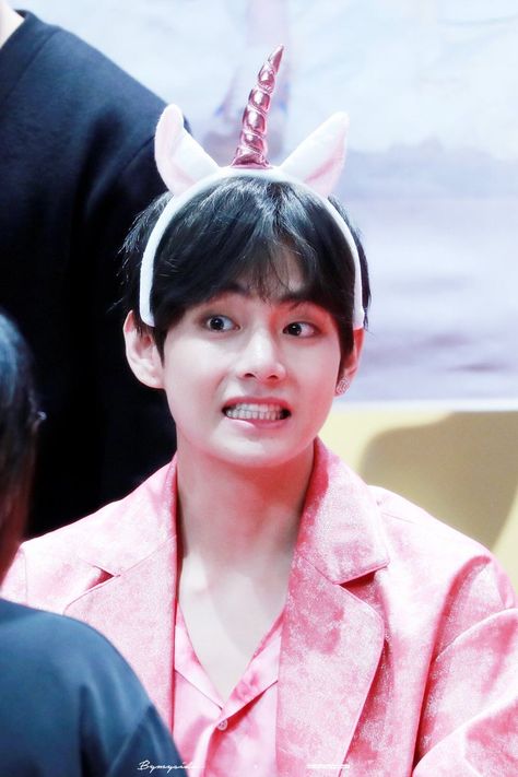 Bts V Photos, Bts Stuff, Kpop Merchandise, V Cute, Kim Taehyung Wallpaper, V Taehyung, Daegu, Bts Bangtan Boy, Record Producer