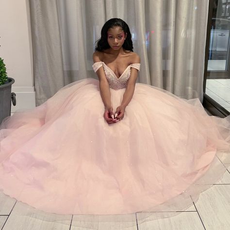 Pink Sweet 16 Dress, Pink Birthday Dress, Sweet 16 Party Themes, Chaotic Good, Pink Sweet 16, Sweet Sixteen Dresses, Sweet 16 Decorations, Africa Dress, Prom Girl Dresses