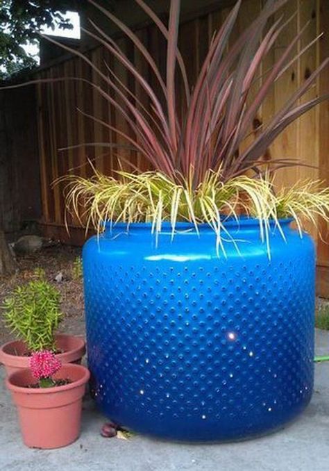 Need a sizeable planter for your kitchen garden? How about recycling an old washing machine drums into one?  #upcycled #recycled #DIY Recycled Planters, Washer Drum, Old Washing Machine, Washing Machine Drum, Upcycle Garden, Diy Yard, Creative Gardening, Woodworking Videos, Recycled Furniture