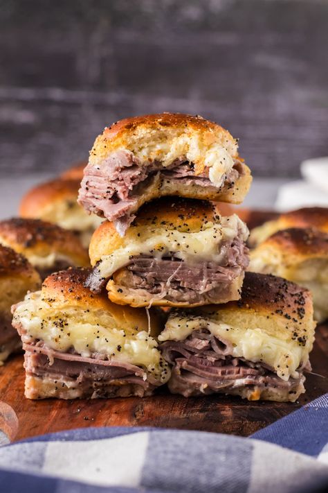 Piled with roast beef and melty mozzarella cheese between a buttery sweet Hawaiian roll, these roast beef sliders are hands down the best appetizer for parties! Roast Beef Sandwich Recipes, Roast Beef Sliders, Beef Sandwich Recipes, Best Appetizer, Roast Beef Sandwich, Best Party Appetizers, Hawaiian Roll, Sliced Roast Beef, Beef Sliders