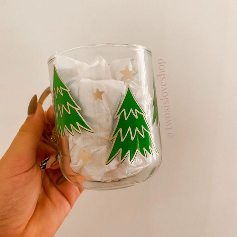 Christmas mug Diy Etsy Crafts, Tree Mug, Christmas Cups, Ideas Navidad, Christmas Cup, Three Wise Men, Mug Christmas, Christmas Cake, Custom Tumblers