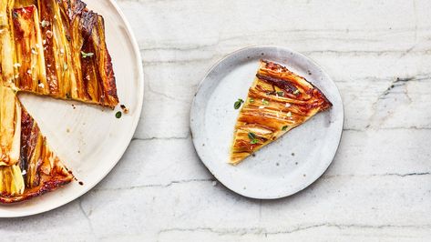 UPSIDE-DOWN CARAMELIZED LEEK TART: Yes, this is an impressive-looking, deliciously savory tart. And no, it’s not at all difficult to make. The peak season leeks and store-bought puff pastry are doing all the hard work for you. Leek Tart, Roasted Leeks, Sea Salt Recipes, Food Sides, Pastry Cook, Tart Baking, No Salt Recipes, Savory Tart, Frozen Puff Pastry