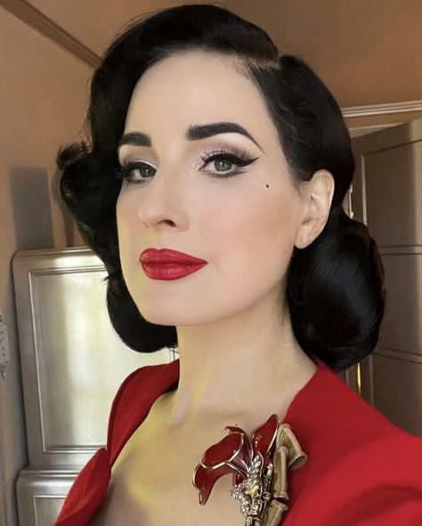 Cateyes Makeup, Dita Von Teese Makeup, Retro Makeup Looks, Dita Von Teese Style, Pin Up Makeup, Bold Makeup Looks, Retro Makeup, Beauty Routine Tips, Pin Up Hair